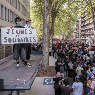 Protestas-estudiantiles-movilizan-a-cientos-de-miles-en-Francia-por-mejoras-educativas