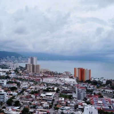 Puerto-Vallarta-se-prepara-ante-la-llegada-del-huracan-Simon