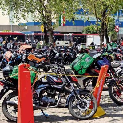 Repartidores-en-moto-esperan-en-banquetas-y-calles-ante-falta-de-espacios-en-CDMX