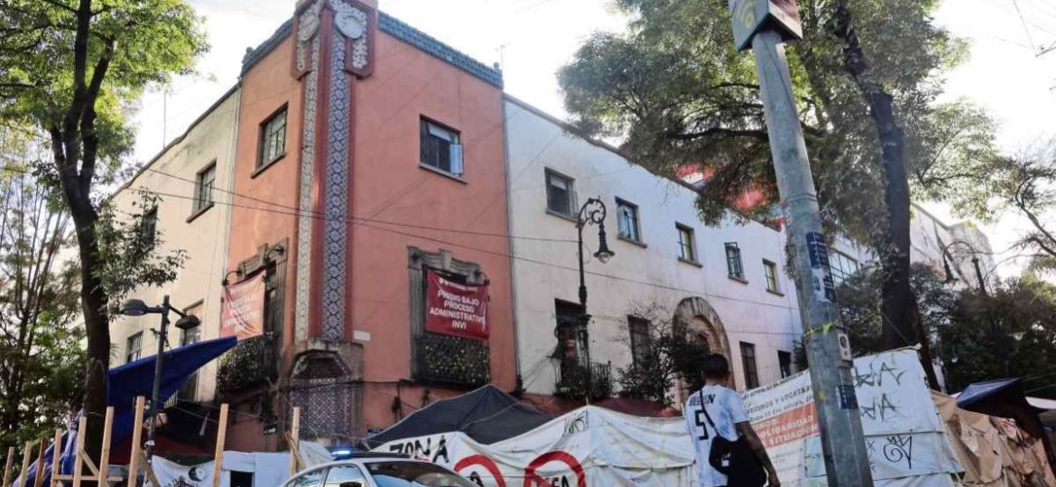 Retiran-planton-frente-a-Cuba-11-tras-expropiacion-del-inmueble-en-la-CDMX