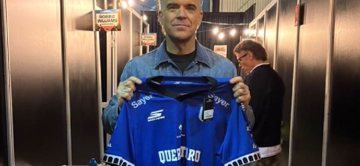 Robbie-Williams-presume-la-camiseta-de-los-Gallos-Blancos-de-Queretaro
