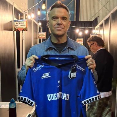 Robbie-Williams-presume-la-camiseta-de-los-Gallos-Blancos-de-Queretaro