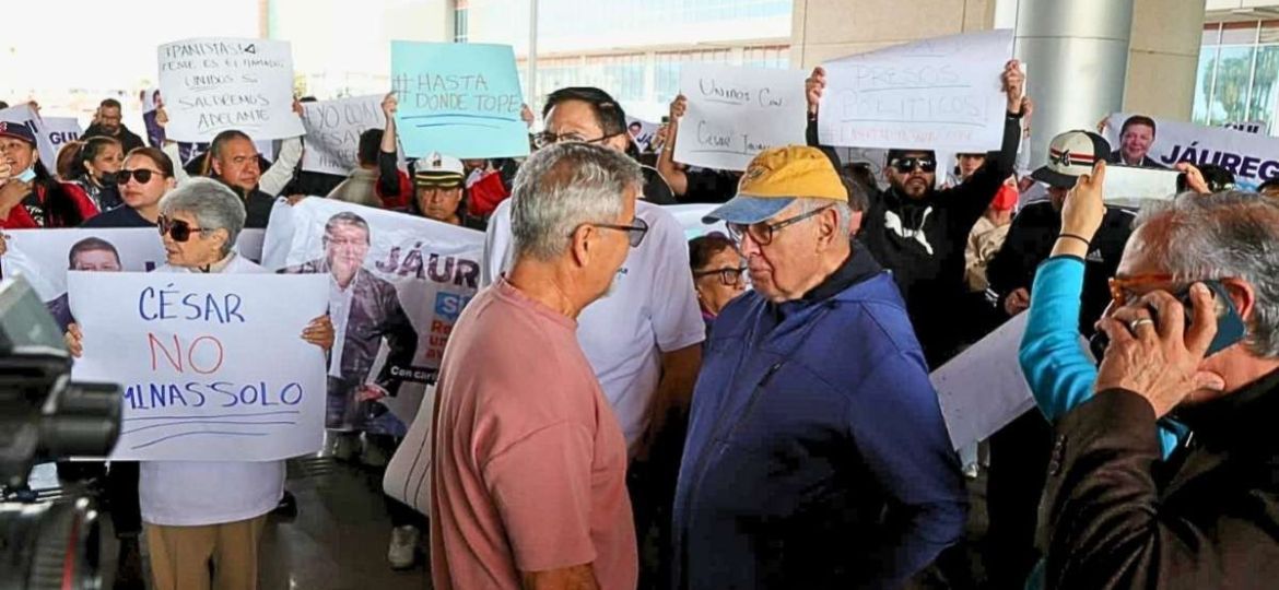 Se-manifiestan-en-apoyo-a-Cesar-Jauregui-afuera-del-Tribunal-Superior-de-Justicia-de-Chihuahua