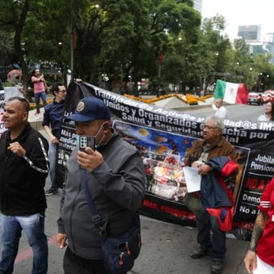 Trabajadores-del-IMSS-bloquean-intermitentemente-Paseo-de-la-Reforma-y-exigen-salida-de-Rafael-Olivos