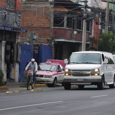 Tras-operativo-ciclovia-de-Eduardo-Molina-queda-libre-pero-persisten-autos-sobre-banquetas