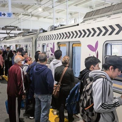 Tren-Ligero-mejora-sus-tiempos-pero-mantiene-aglomeraciones-en-horas-pico