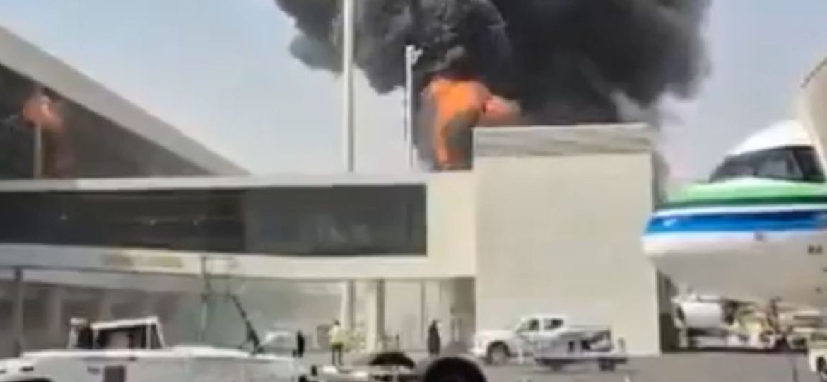 Un-proyectil-impacta-la-Terminal-4-del-aeropuerto-de-Riad-y-provoca-un-incendio