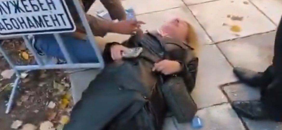 Video-muestra-como-un-agente-de-seguridad-derriba-a-una-periodista-en-Bulgaria