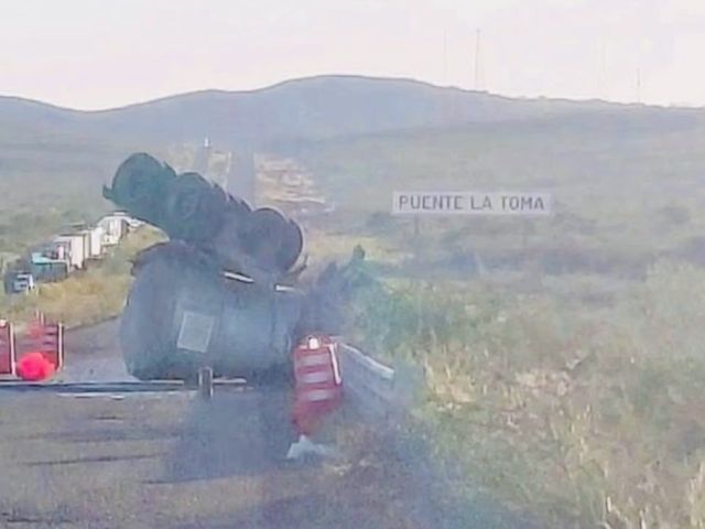 Vuelca-remolque-con-aditivo-para-combustible-y-cierran-carretera-Agua-Prieta–Cananea
