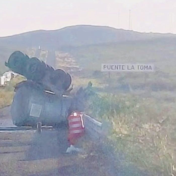 Vuelca-remolque-con-aditivo-para-combustible-y-cierran-carretera-Agua-Prieta–Cananea
